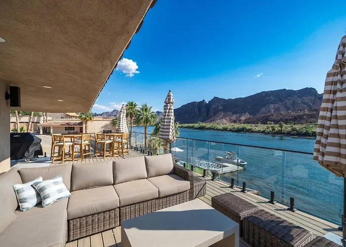 Holiday home New Luxe Riverfront Home, Launch & Dock, Gamerooms