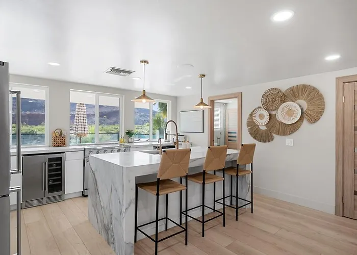 New Luxe Riverfront Home, Launch & Dock, Gamerooms Holiday home *