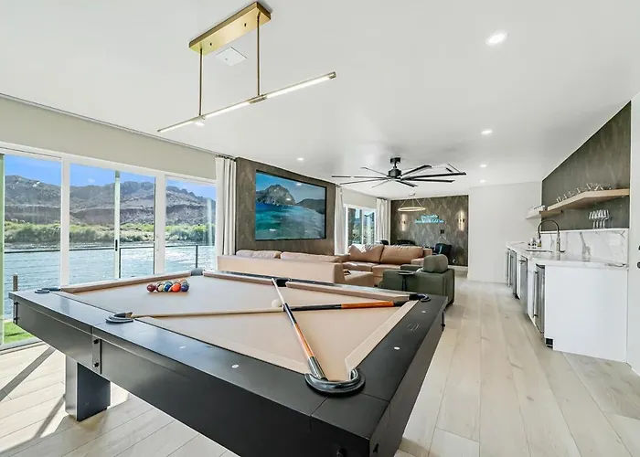 Holiday home New Luxe Riverfront Home, Launch & Dock, Gamerooms Parker