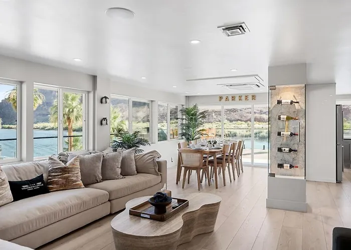 Holiday home New Luxe Riverfront Home, Launch & Dock, Gamerooms